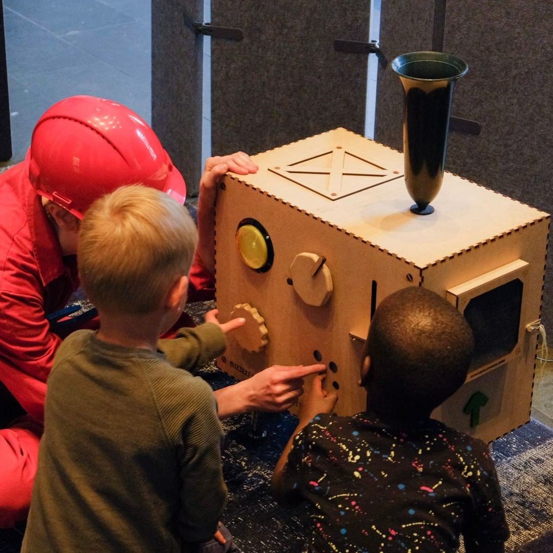 photo of several small children playing with the muziekfabriek (music factory)